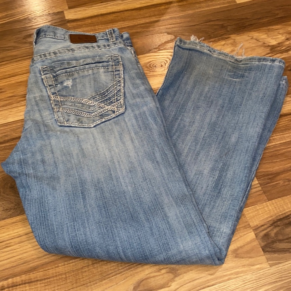 BKE Denim Buckle Tyler Jeans Distressed Light-washed Size 32 S
